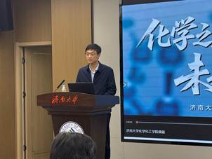 男人站在电视前 AI 生成的内容可能不正确。